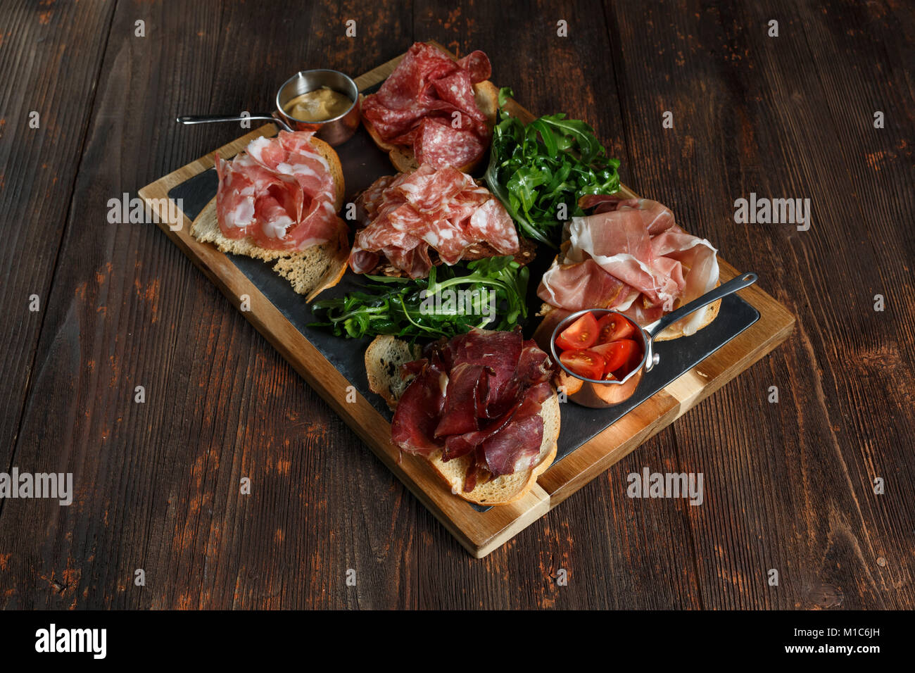 Deli assortiti Salumi su una piastra. Foto Stock