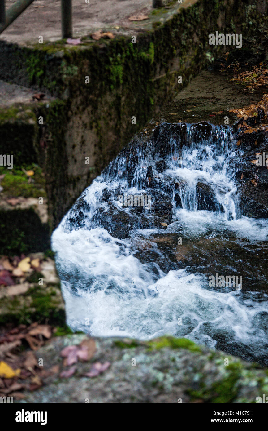 La passerella su una cascata Foto Stock