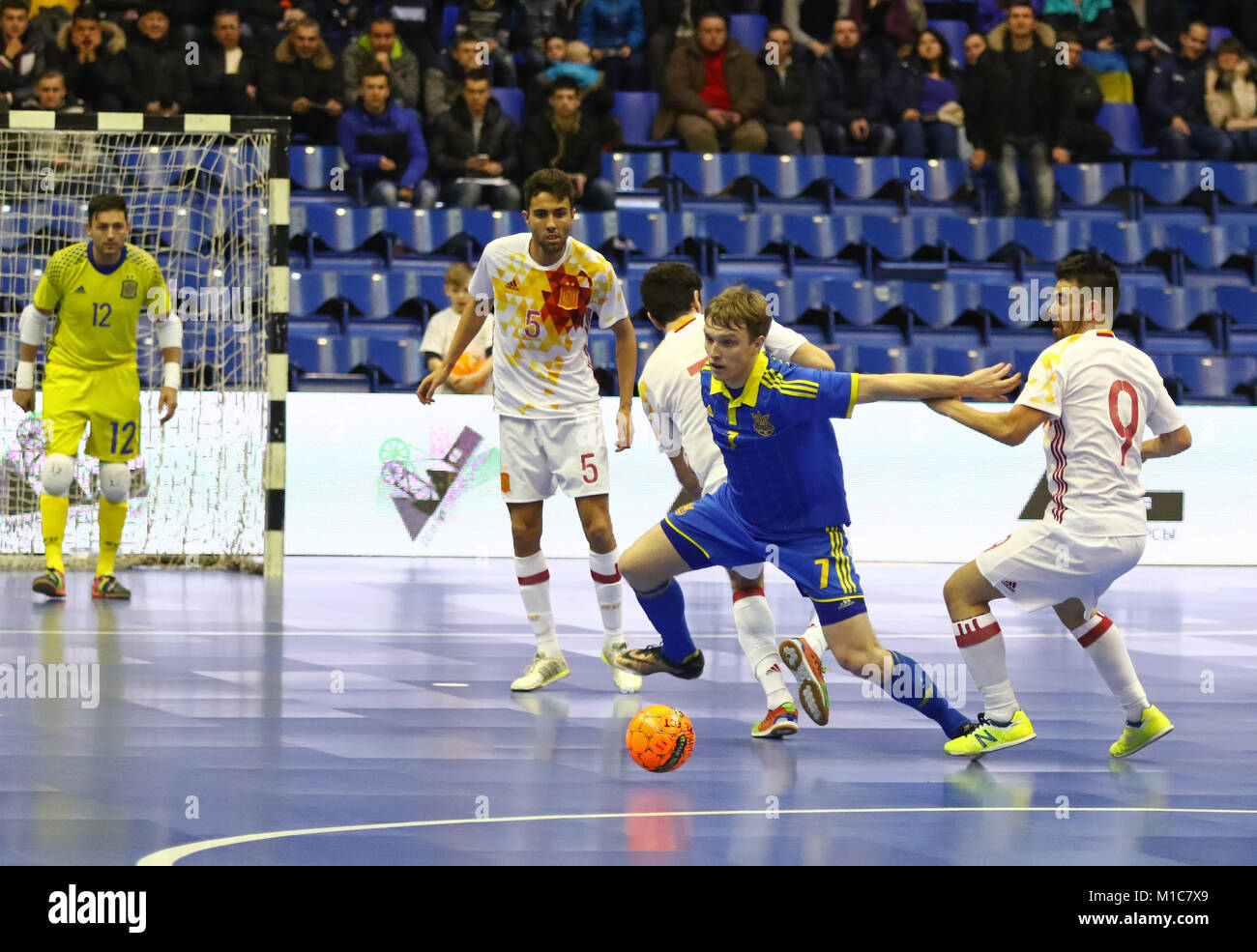 Kiev, Ucraina - 29 gennaio 2017: Mykola Grytsyna dell'Ucraina (#7) combatte per una sfera con Alex Yepes di Spagna (#9) durante il loro cordiale Futsal corrispondono a un Foto Stock