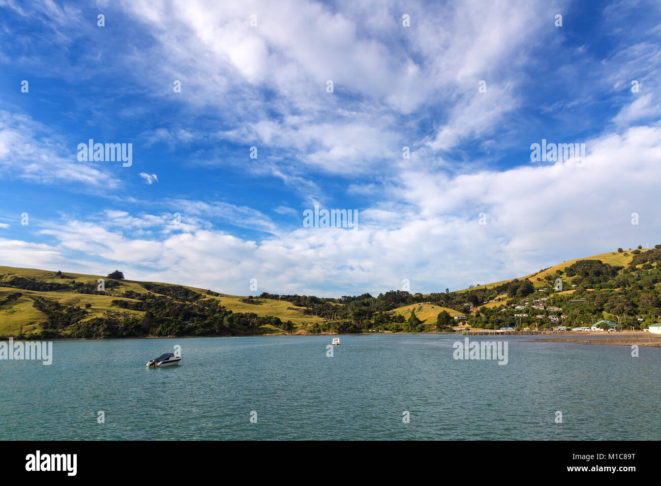 Bambini bay, Akaroa, Nuova Zelanda, una vista dal Wharf Foto Stock
