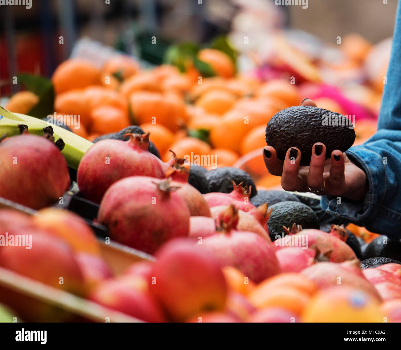 Mainz, Germania. 26 gen, 2018. Avocadi, melagrane e altri frutti possono essere visti al mercato settimanale in Mainz, Germania, 26 gennaio 2018. Il mercato settimanale in Mainz è tenuto tre giorni a settimana con oltre 100 sta offrendo degli ortofrutticoli e delle piante, carne e pesce da produttori locali. Credito: Andreas Arnold/dpa/Alamy Live News Foto Stock