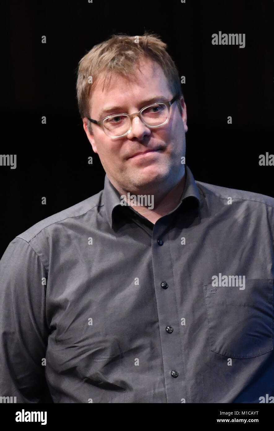 Direttore Christoph Hochhaeusler orologi la discussione su 'filmfestivals oggi" presso la Casa delle Culture del Mondo a Berlino, Germania, 4 dicembre 2017. Hochhaeusler competiva per una nuova direzione del 'Berlinale'. Foto: Paolo Zinken/dpa Foto Stock