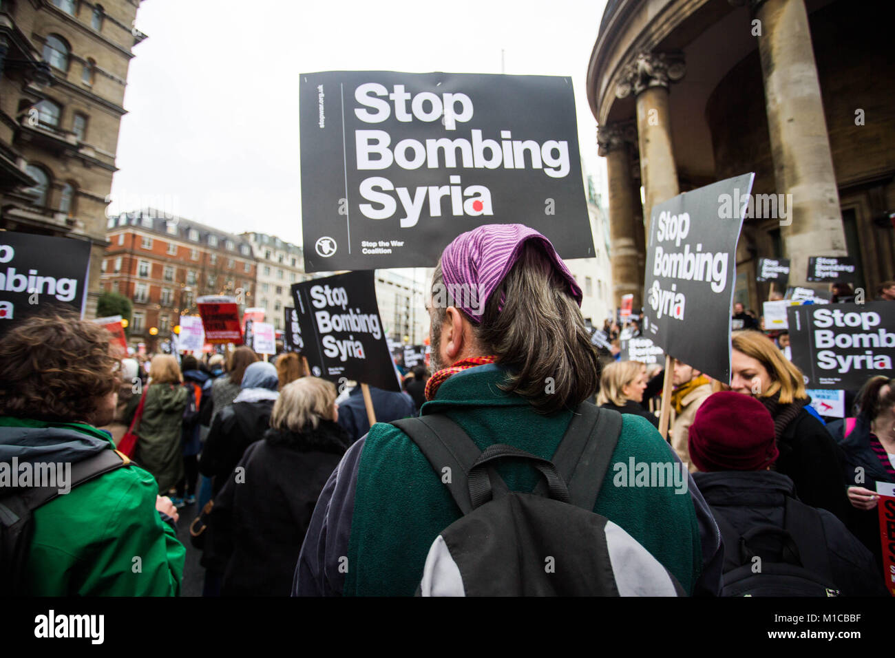 Dicembre 12, 2015 - Londra, Regno Unito - Protester visto con cartelli durante il rally..Migliaia di anti-guerra di manifestanti protesta al di fuori di Downing Street in contraddizione della possibile partecipazione britannica nel bombardamento di Siria. (Credito Immagine: © Rahman Hassani/SOPA via ZUMA filo) Foto Stock