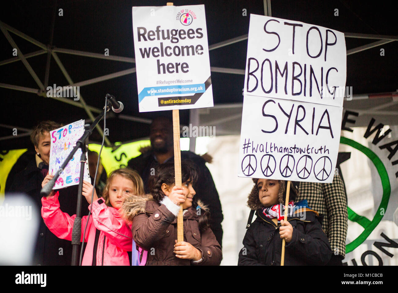 Dicembre 12, 2015 - Londra, Regno Unito - Le etichette vengono visualizzate dai bambini..Migliaia di anti-guerra di manifestanti protesta al di fuori di Downing Street in contraddizione della possibile partecipazione britannica nel bombardamento di Siria. (Credito Immagine: © Rahman Hassani/SOPA via ZUMA filo) Foto Stock