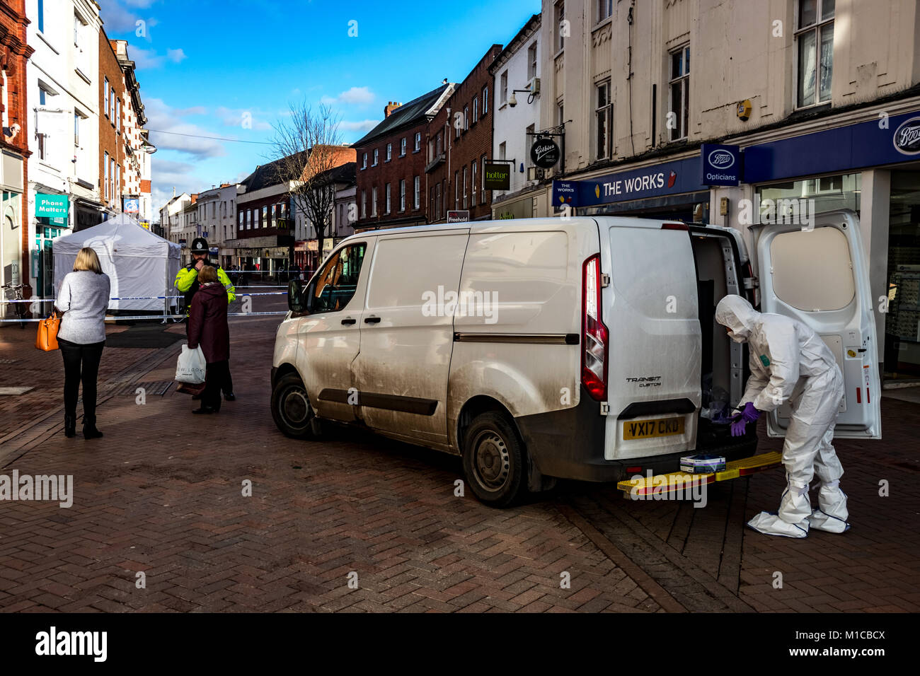 HEREFORD - gennaio 29: Un forensics officer è visto sulla scena di un attacco a Hereford. Un uomo è stato arrestato per sospetto di omicidio a seguito di un attentato al di fuori delle questioni di telefono negozio sulla strada commerciale a Hereford. La vittima è stato portato in ospedale di Birmingham dopo l attentato avvenuto attorno a mezzogiorno il 29 gennaio 2018. Credito: Jim legno/Alamy Live News Foto Stock