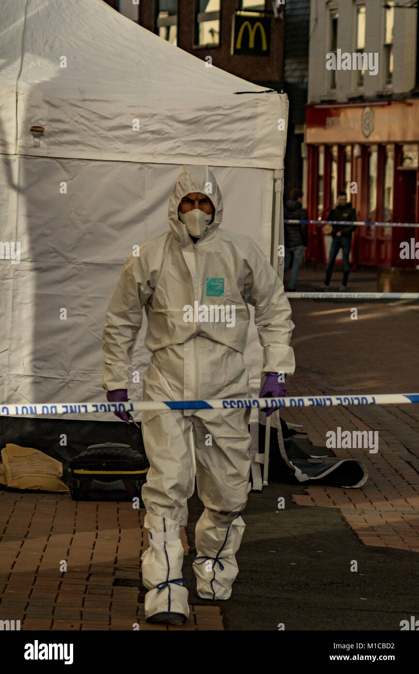 HEREFORD - gennaio 29: Un forensics officer è visto sulla scena di un attacco a Hereford. Un uomo è stato arrestato per sospetto di omicidio a seguito di un attentato al di fuori delle questioni di telefono negozio sulla strada commerciale a Hereford. La vittima è stato portato in ospedale di Birmingham dopo l attentato avvenuto attorno a mezzogiorno il 29 gennaio 2018. Credito: Jim legno/Alamy Live News Foto Stock