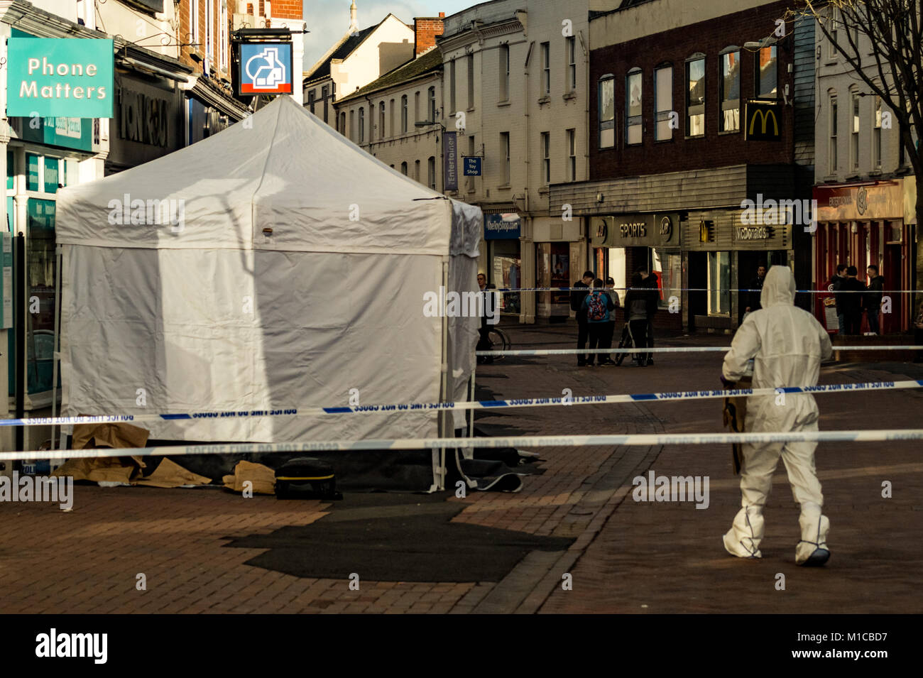 HEREFORD - gennaio 29: Un forensics officer è visto sulla scena di un attacco a Hereford. Un uomo è stato arrestato per sospetto di omicidio a seguito di un attentato al di fuori delle questioni di telefono negozio sulla strada commerciale a Hereford. La vittima è stato portato in ospedale di Birmingham dopo l attentato avvenuto attorno a mezzogiorno il 29 gennaio 2018. Credito: Jim legno/Alamy Live News Foto Stock