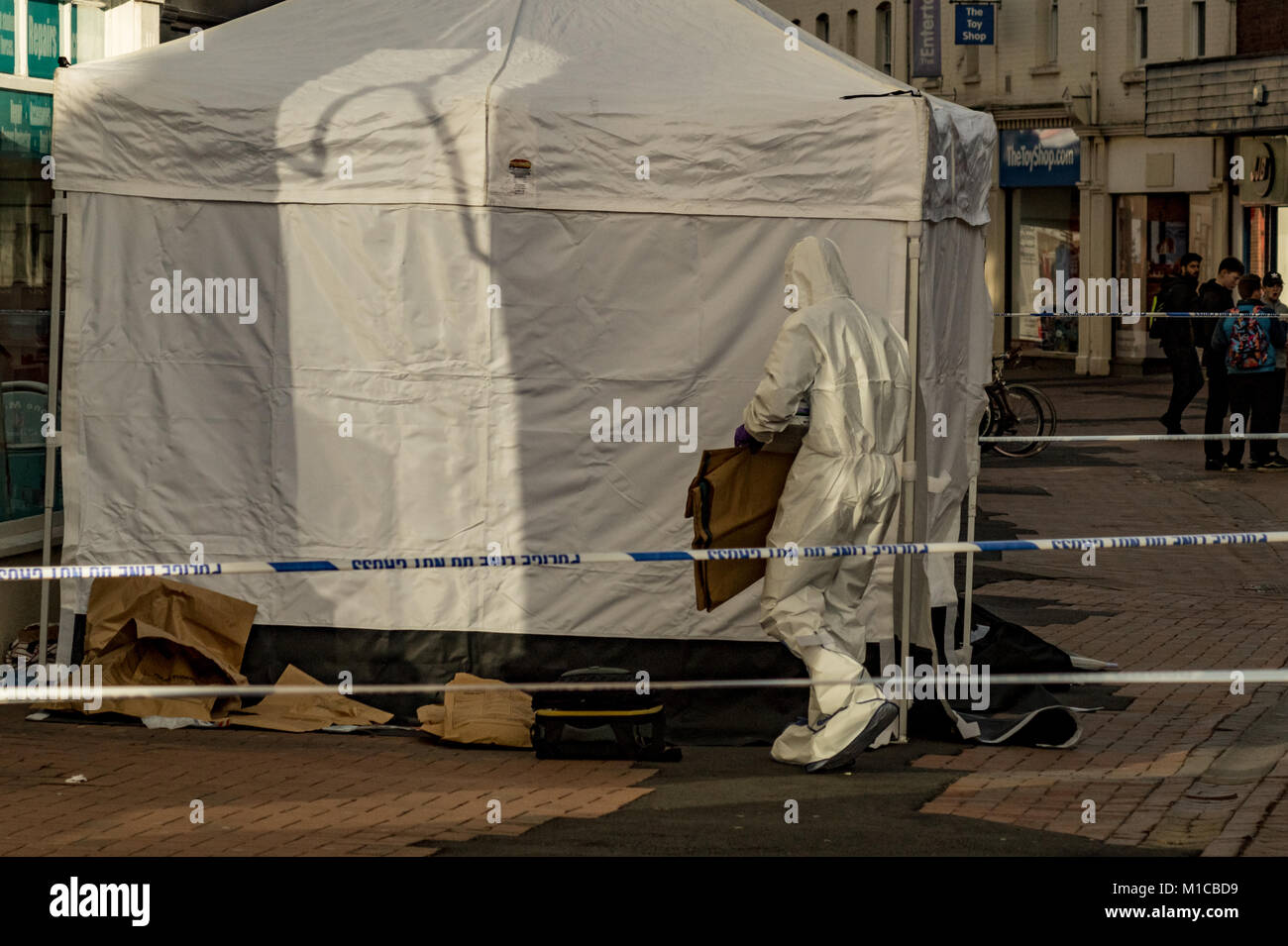 HEREFORD - gennaio 29: Un forensics officer è visto sulla scena di un attacco a Hereford. Un uomo è stato arrestato per sospetto di omicidio a seguito di un attentato al di fuori delle questioni di telefono negozio sulla strada commerciale a Hereford. La vittima è stato portato in ospedale di Birmingham dopo l attentato avvenuto attorno a mezzogiorno il 29 gennaio 2018. Credito: Jim legno/Alamy Live News Foto Stock