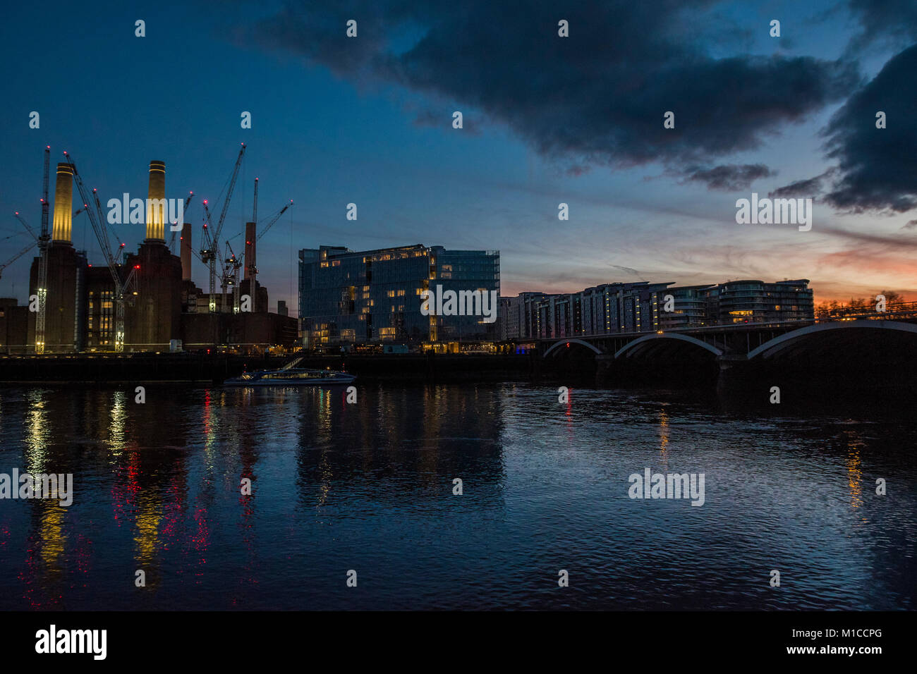 Battersea, Londra. Il 29 gennaio, 2018. Il sole tramonta sulla fase di stallo Battersea Power Station sviluppo. Londra 29 Jan 2018 Credit: Guy Bell/Alamy Live News Foto Stock