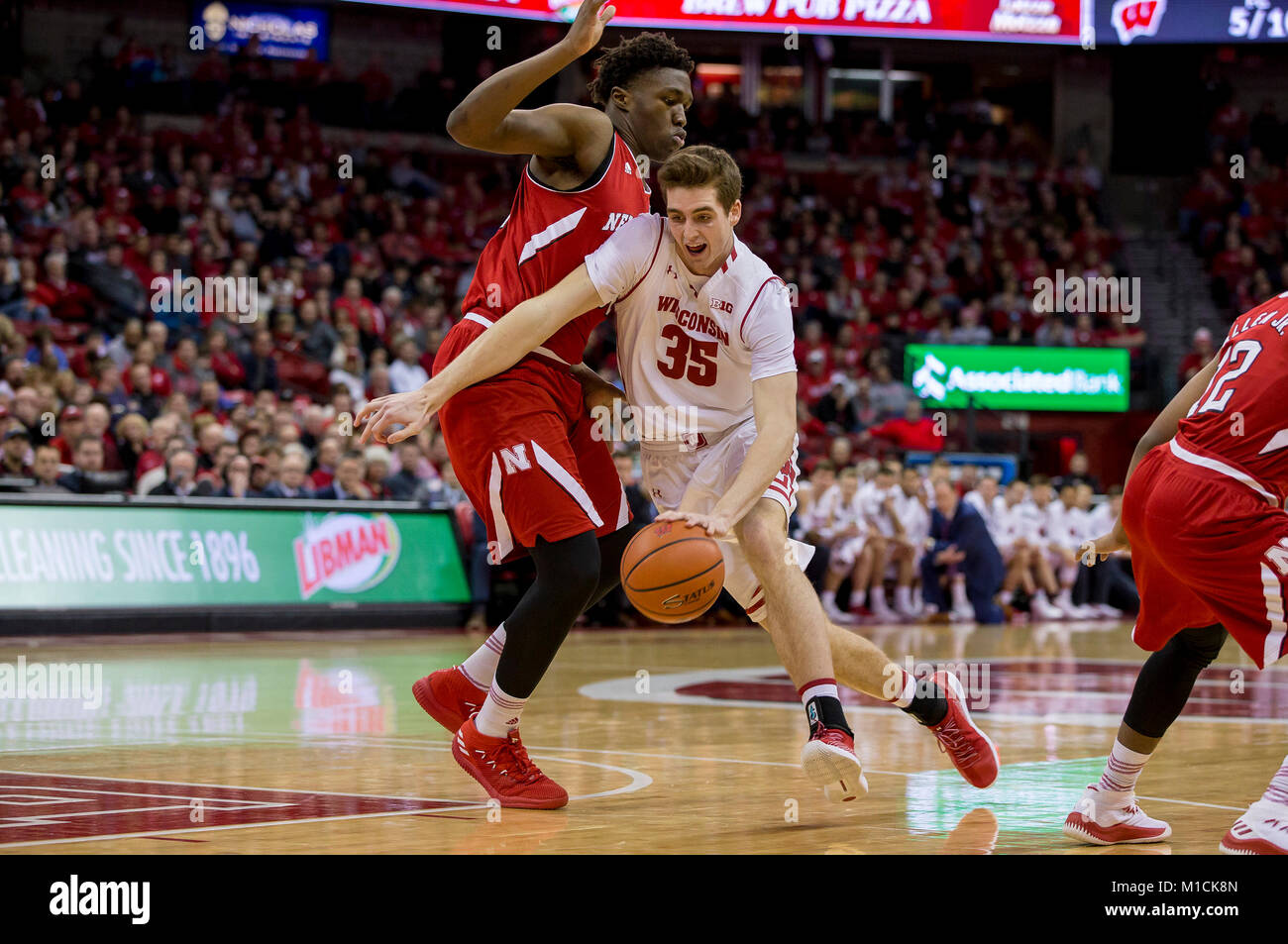 Madison, WI, Stati Uniti d'America. 29 gen, 2018. Wisconsin Badgers avanti Nate Reuvers #35 rigidi per il cestello durante il NCAA pallacanestro tra il Nebraska Cornhuskers e Wisconsin Badgers a Kohl Center a Madison, WI. Il Nebraska sconfitto Wisconsin 74-63. John Fisher/CSM/Alamy Live News Foto Stock