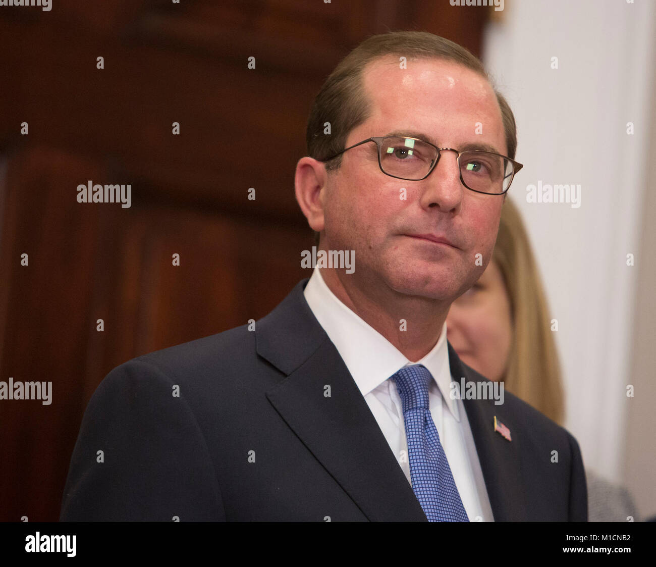 Alex Azar ascolta durante il suo giuramento di essere il Segretario del Dipartimento della Salute e dei servizi presso la Casa Bianca a Washington DC, Gennaio 29, 2018. Credito: Chris Kleponis / Pool via CNP - nessun filo servizio · foto: Chris Kleponis/consolidato Notizie Foto/Chris Kleponis - Piscina via CNP Foto Stock