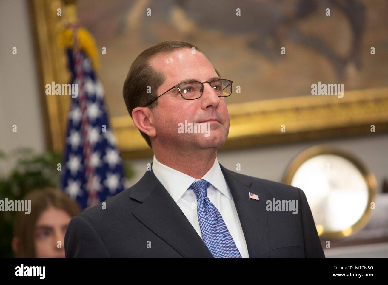 Alex Azar ascolta durante il suo giuramento di essere il Segretario del Dipartimento della Salute e dei servizi presso la Casa Bianca a Washington DC, Gennaio 29, 2018. Credito: Chris Kleponis / Pool via CNP - nessun filo servizio · foto: Chris Kleponis/consolidato Notizie Foto/Chris Kleponis - Piscina via CNP Foto Stock