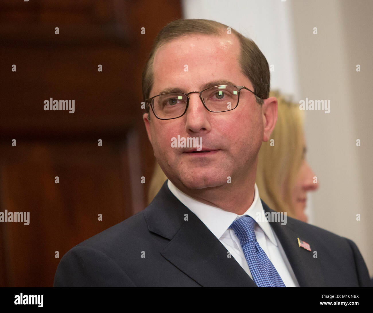 Alex Azar ascolta durante il suo giuramento di essere il Segretario del Dipartimento della Salute e dei servizi presso la Casa Bianca a Washington DC, Gennaio 29, 2018. Credito: Chris Kleponis / Pool via CNP - nessun filo servizio · foto: Chris Kleponis/consolidato Notizie Foto/Chris Kleponis - Piscina via CNP Foto Stock
