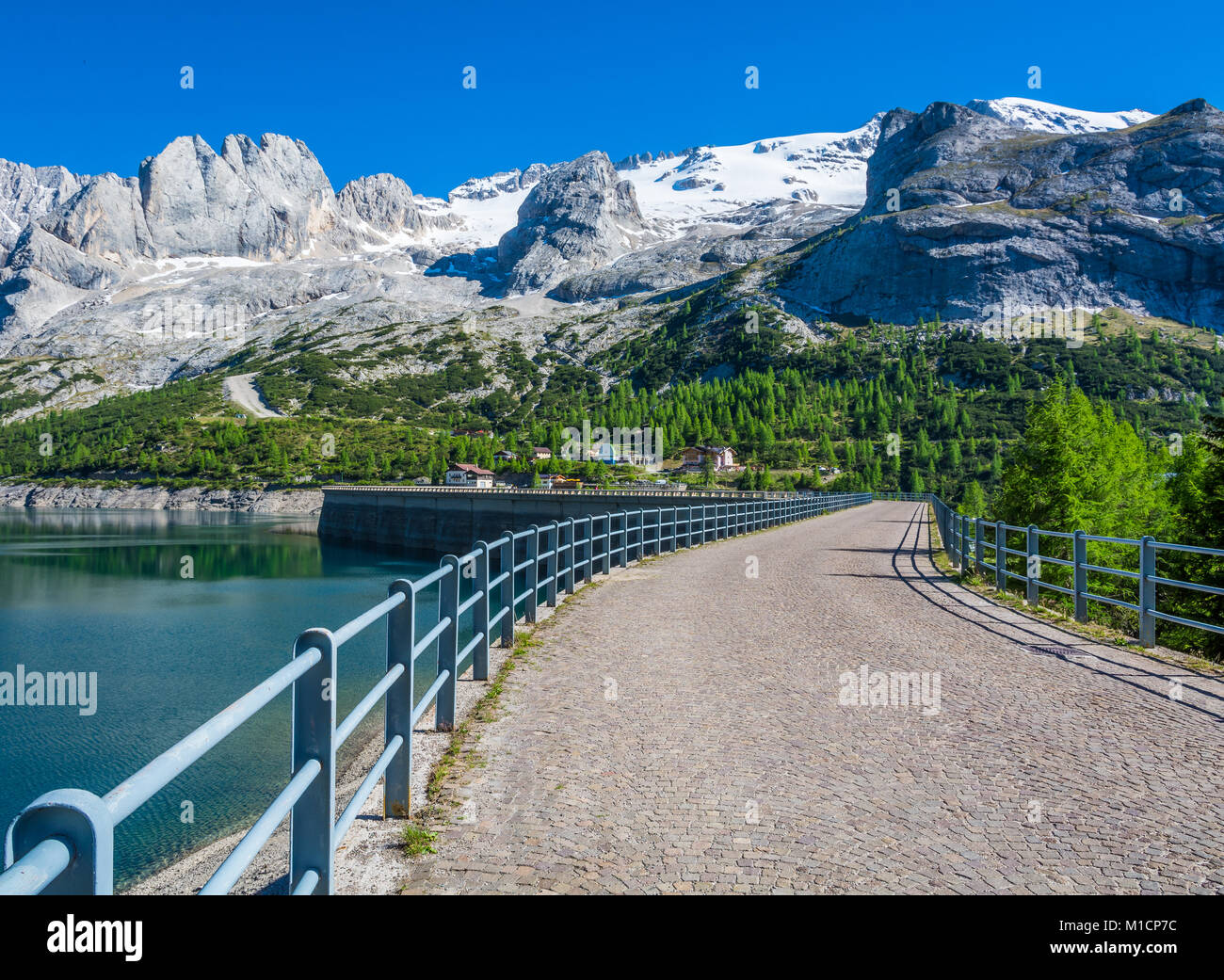 Il Passo Fedaia ( 2054 m) è espresso dal Lago Fedaia, un nuge 2 Km lungo la diga , ai piedi del ghiacciaio della Marmolada, la regina delle Dolomiti, Foto Stock