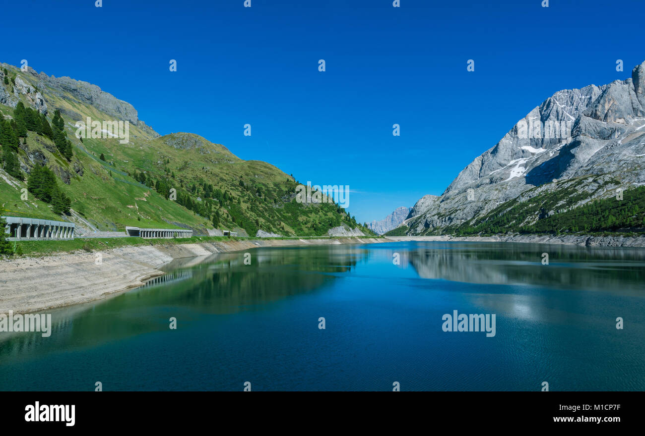Lago Fedaia (Lago Fedaia), Valle di Fassa, Trentino Alto Adige, un lago artificiale e una diga vicino a Canazei city, situato ai piedi del massiccio della Marmolada. Foto Stock