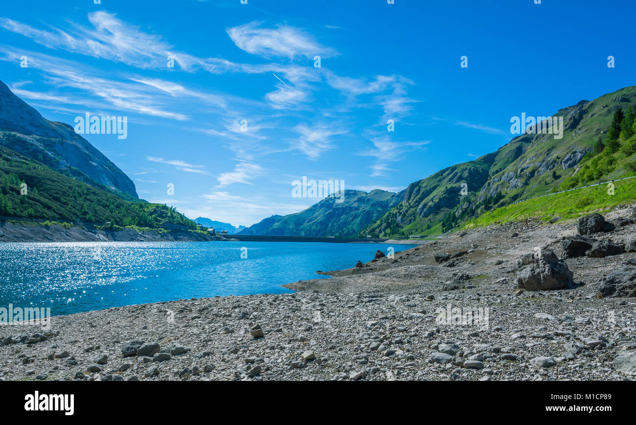 Lago Fedaia (Lago Fedaia), Valle di Fassa, Trentino Alto Adige, un lago artificiale e una diga vicino a Canazei city, situato ai piedi del massiccio della Marmolada. Foto Stock