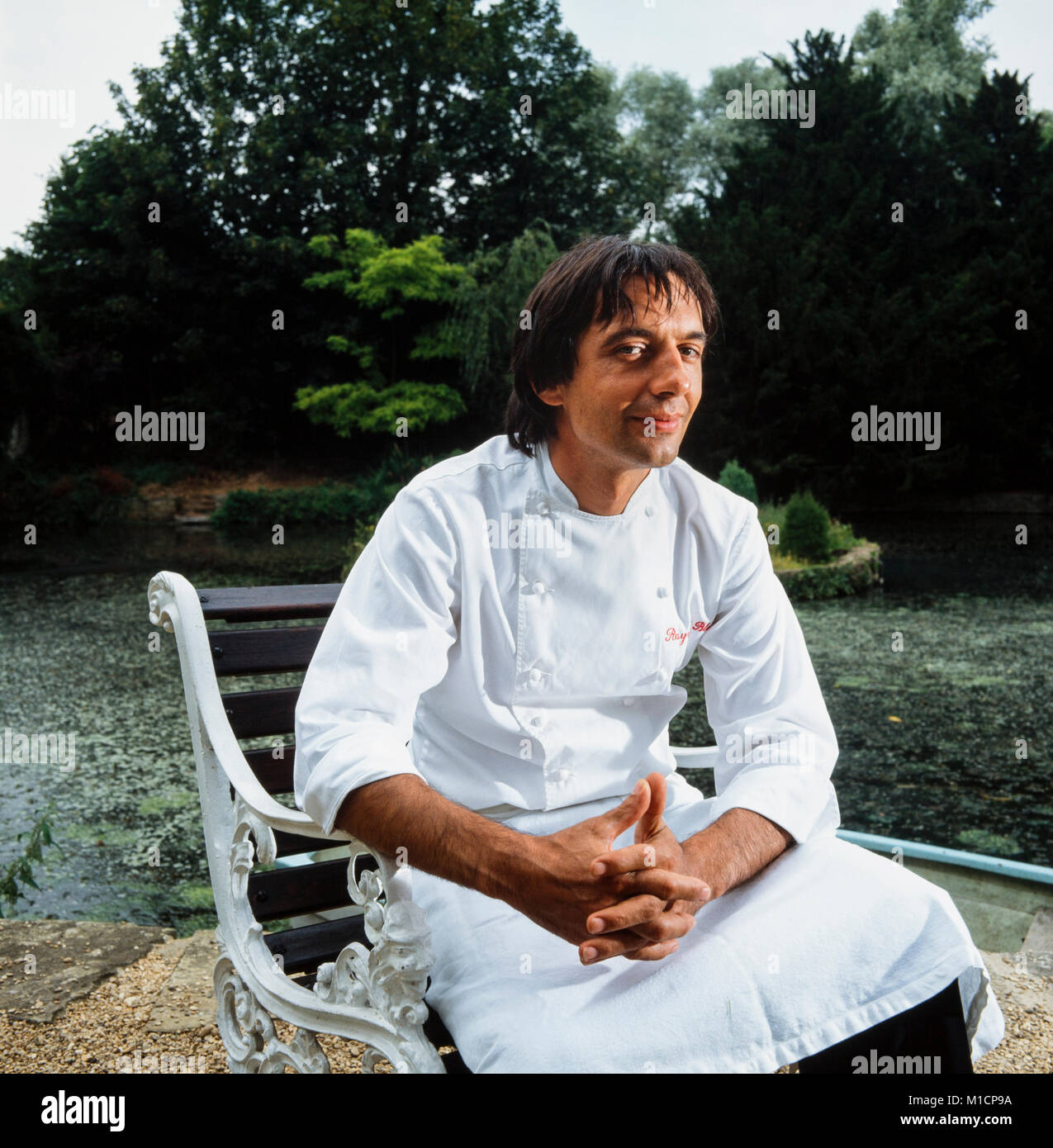 Celebrity chef Raymond Blanc fotografato nel giardino del suo ristorante, Manoir de Quatre Saisons, Oxfordshire, Inghilterra, Agosto 1990. Foto Stock