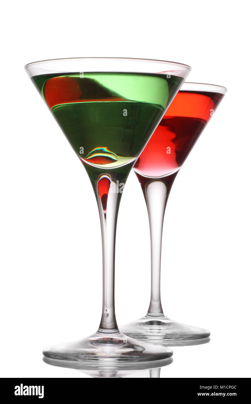 Appletini e un Woo woo cocktail su uno sfondo bianco. Foto Stock