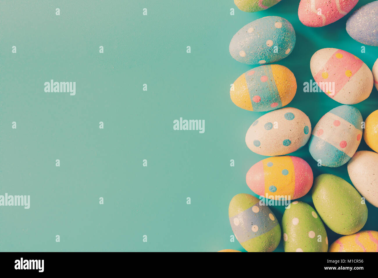 Colorate le uova di pasqua sul green color pastello sfondo con lo spazio. Foto Stock