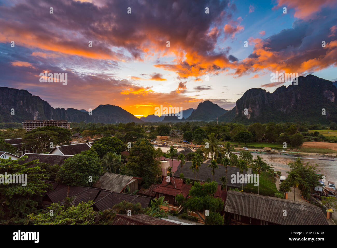 Punto di vista del paesaggio e il bellissimo tramonto a Vang Vieng, Laos. Foto Stock