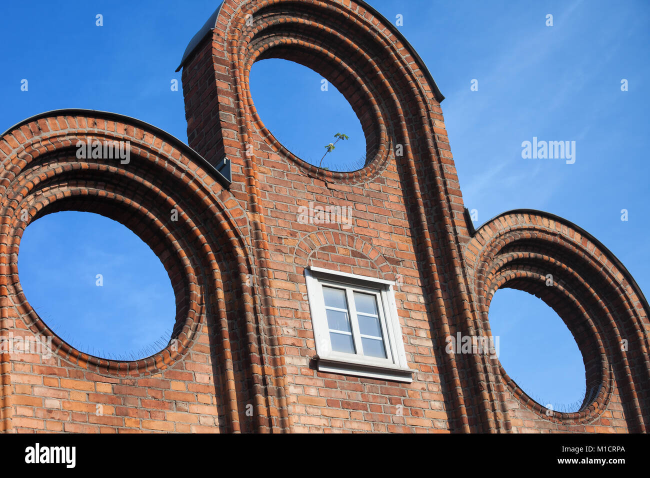 Mattone unica struttura superiore di una casa storica con tre fori e mansarda finestra nella Città Vecchia di Danzica, Polonia, Europa, dettagli architettonici closeup Foto Stock