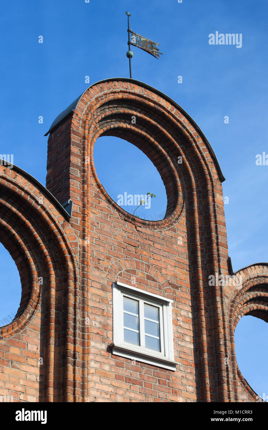 Mattone unica struttura superiore di una casa storica con tre fori e Finestra mansarda nella Città Vecchia di Danzica, Polonia, Europa closeup di dettagli architettonici Foto Stock