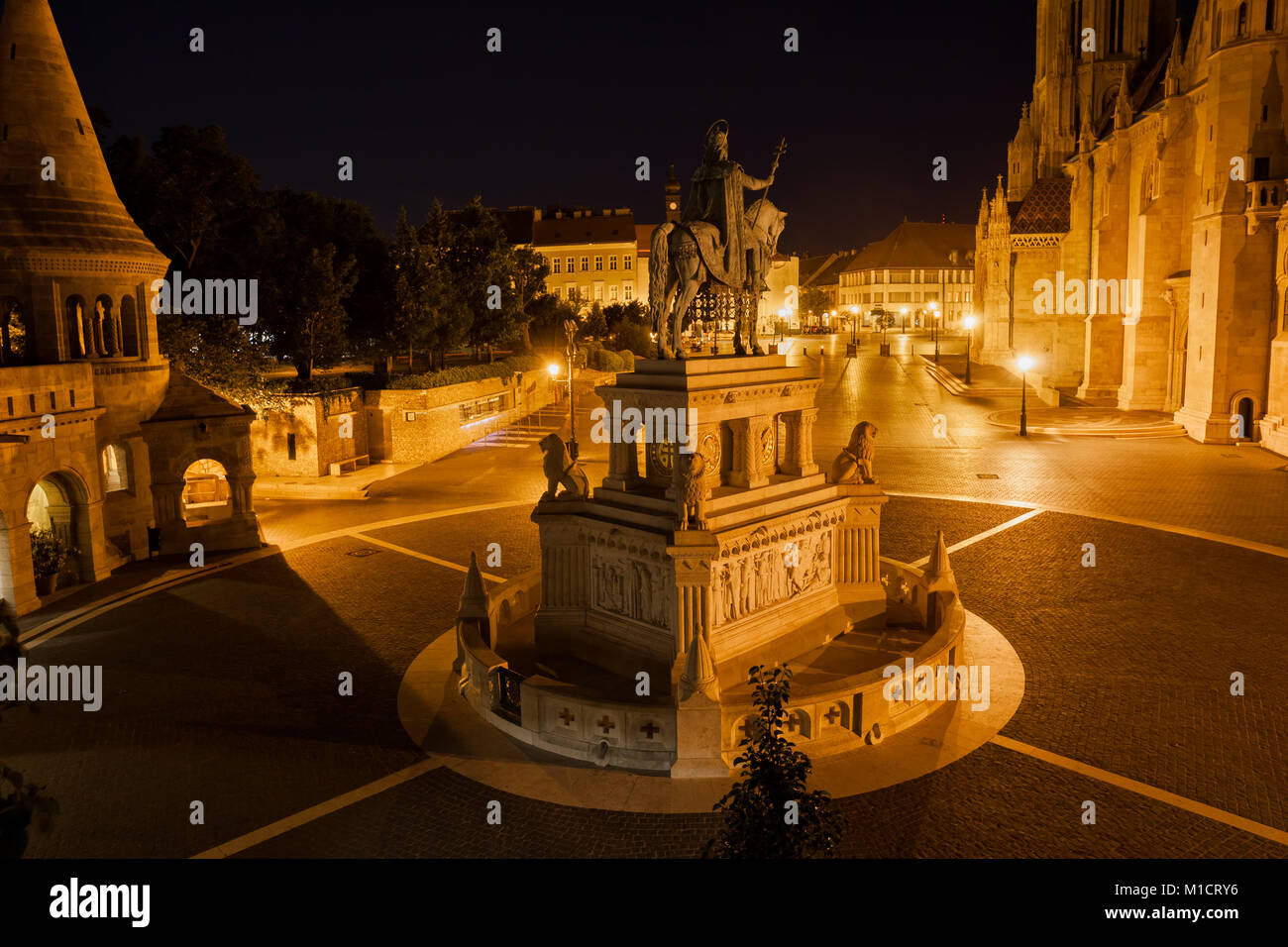 Città di Budapest in Ungheria di notte, Re Santo Stefano (1906) monumento sulla Santissima Trinità Square Foto Stock