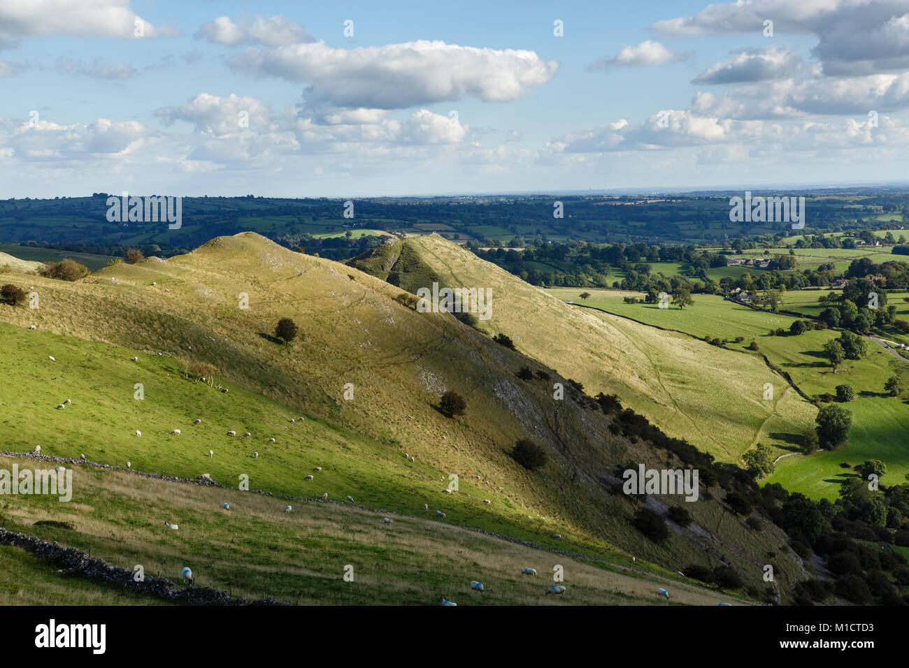 Vista dalla collina Bunster verso Thorpe Cloud e Dovedale, Parco Nazionale di Peak District, Staffordshire Foto Stock