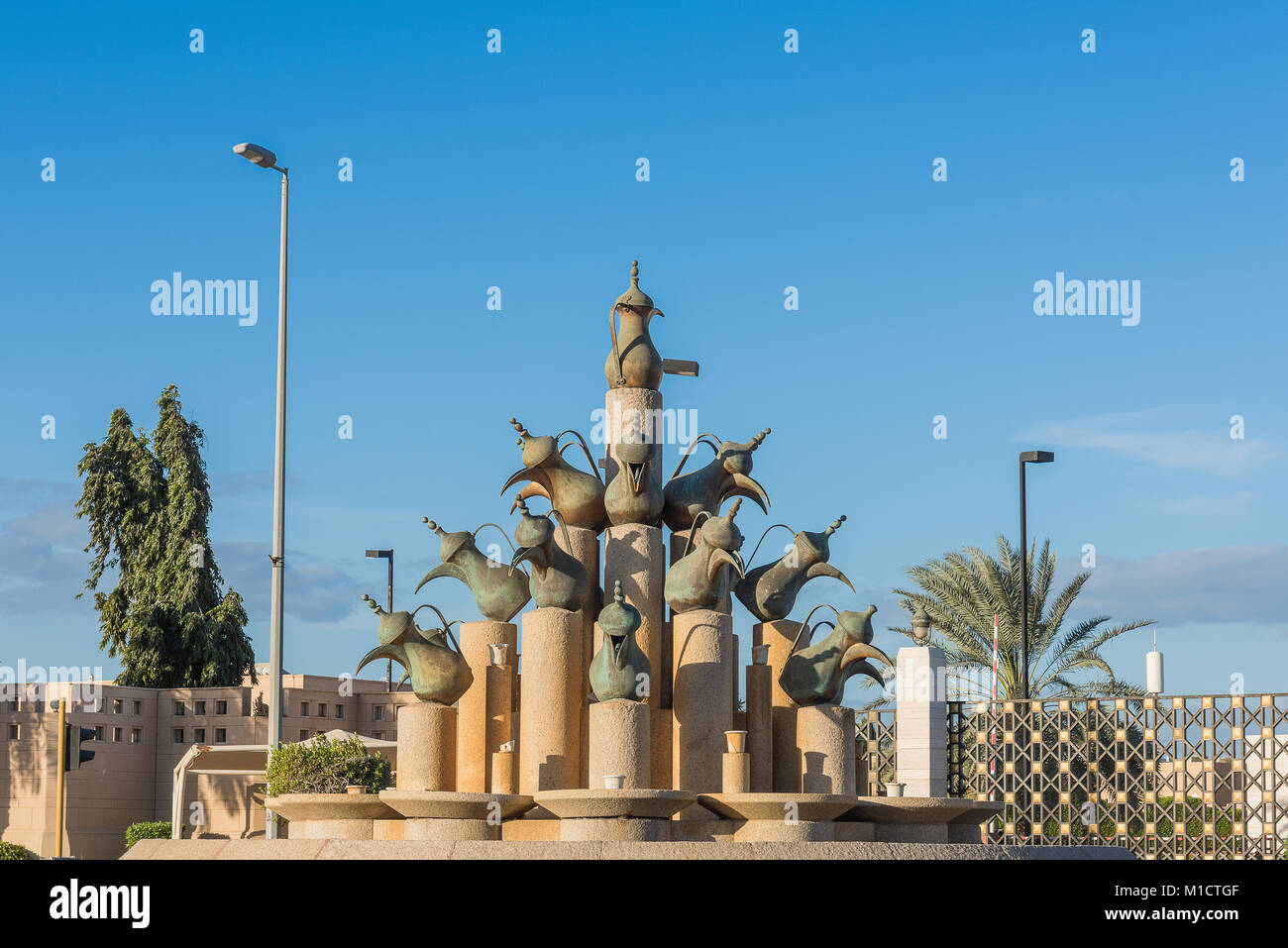 Acqua/caffè urne cinerarie come fulcro di una rotatoria a Jeddah, Arabia Saudita. Foto Stock