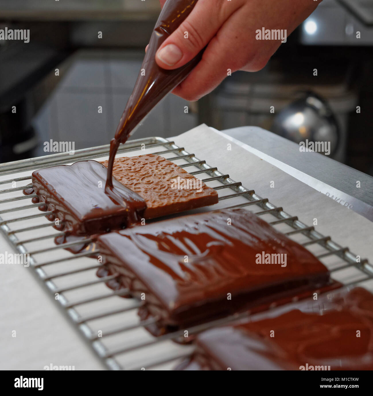 La produzione di cioccolato Foto Stock