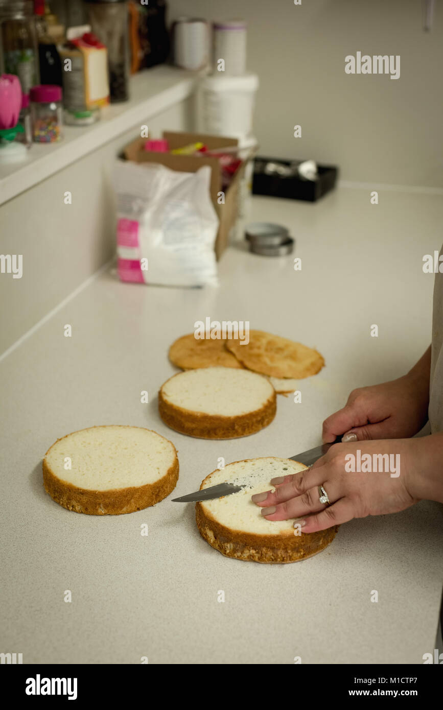 Donna preparare cibo dolce da forno Foto Stock