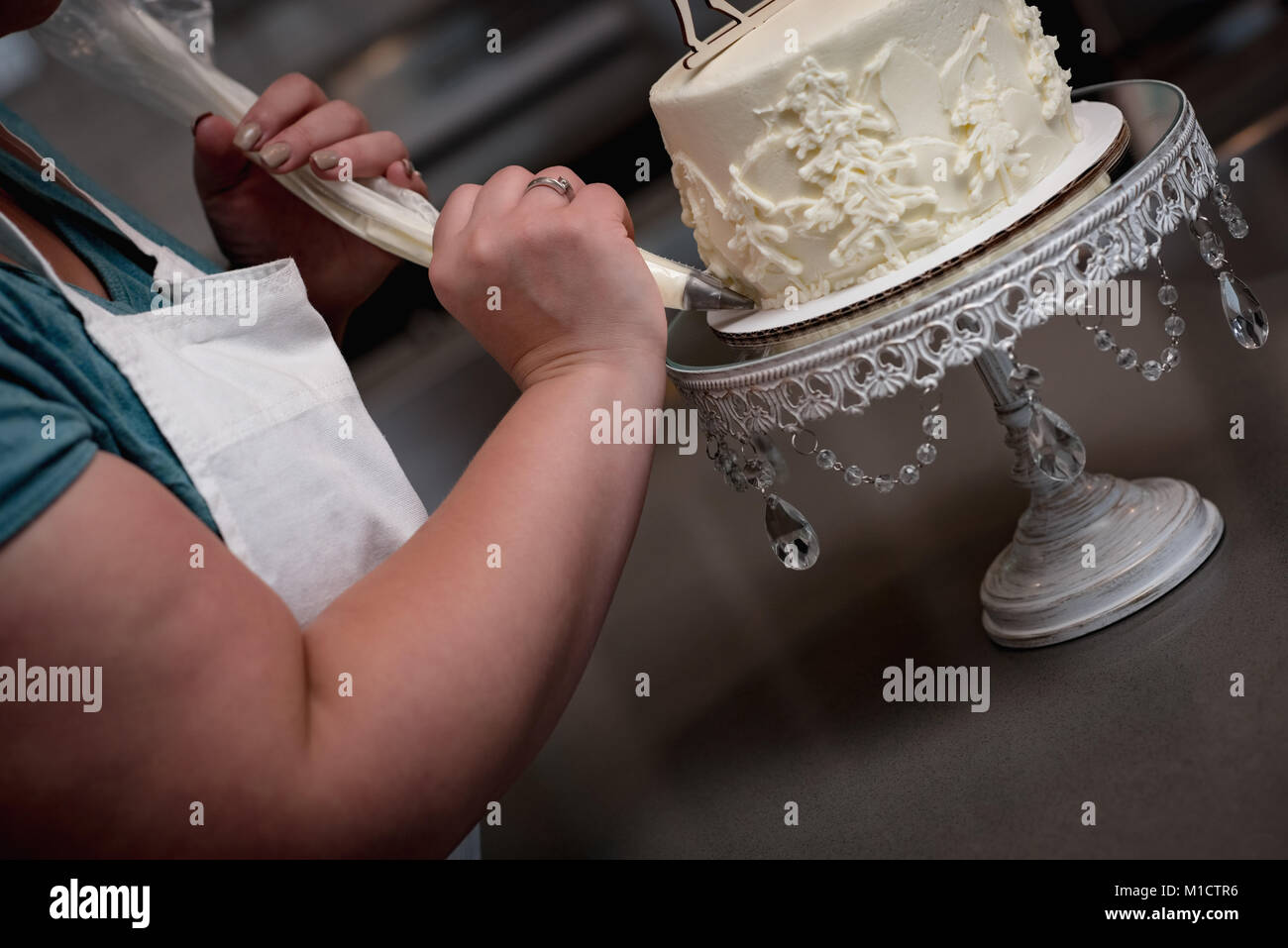 Donna preparare la torta nel forno Foto Stock