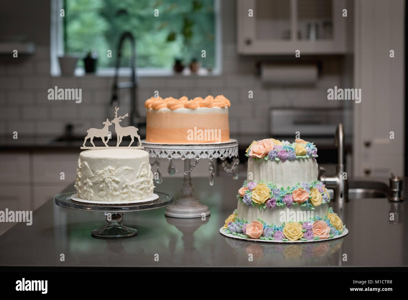 Varie decorate la torta nel forno Foto Stock