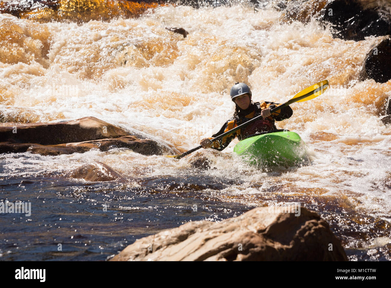 Donna kayak in fiume Foto Stock