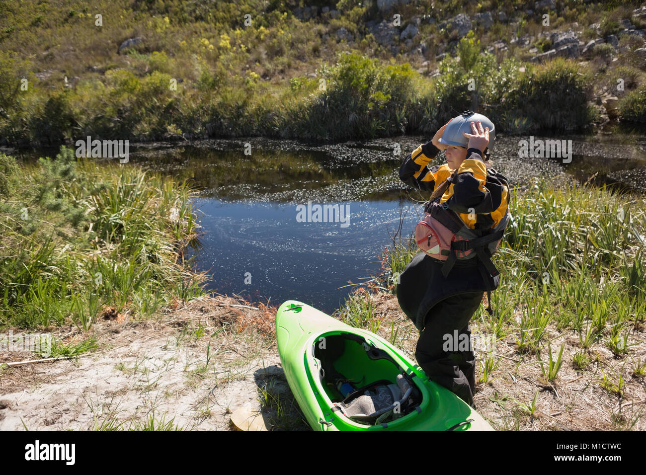 Donna con barca Kayak Foto Stock