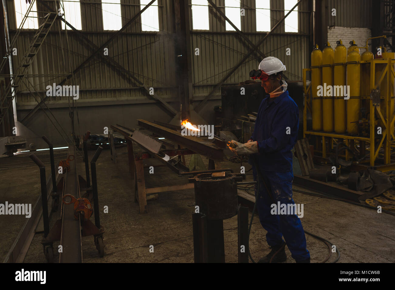 Saldatore riparazione telaio metallico Foto Stock