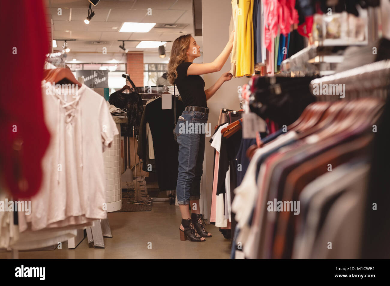 Bella donna di shopping per i vestiti Foto Stock