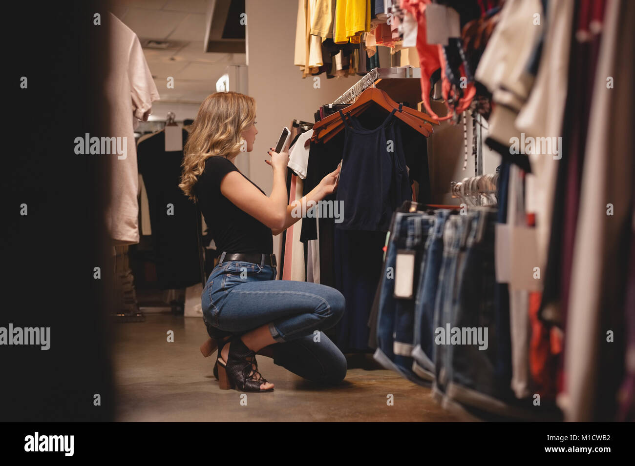 Bella donna di shopping per i vestiti Foto Stock