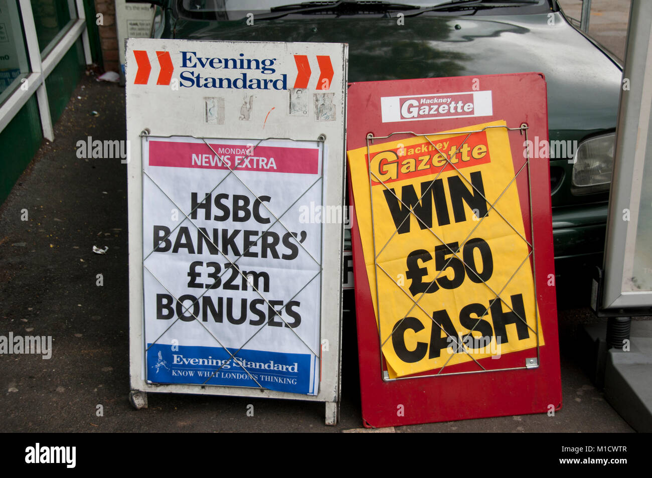 La disuguaglianza. Un Evening Standard headline è HSBC banchieri £32milioni di bonus, mentre la carta locale Hackney Gazette offre un premio di £50 Foto Stock