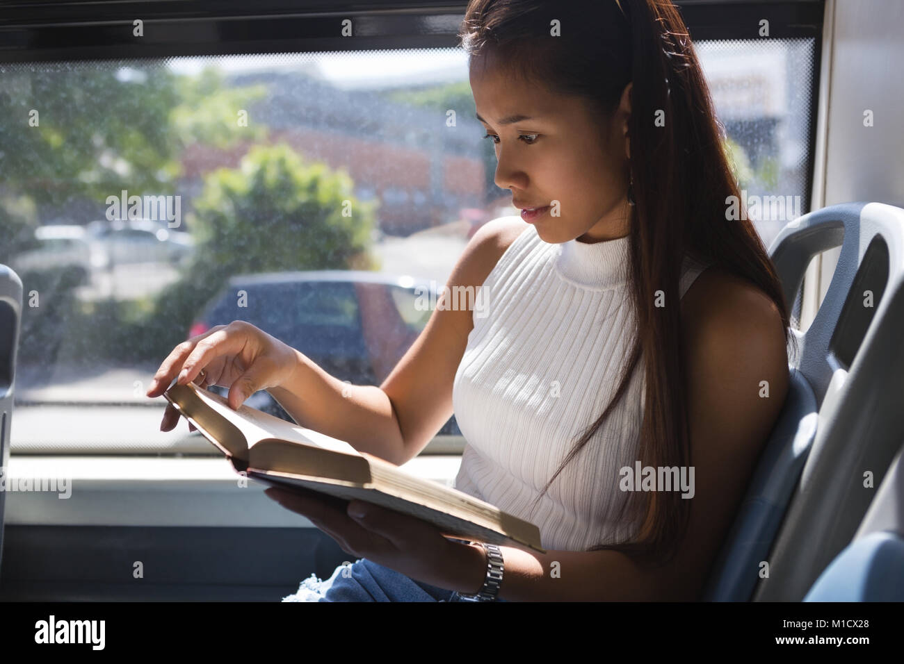 Ragazza adolescente la lettura di un libro Foto Stock