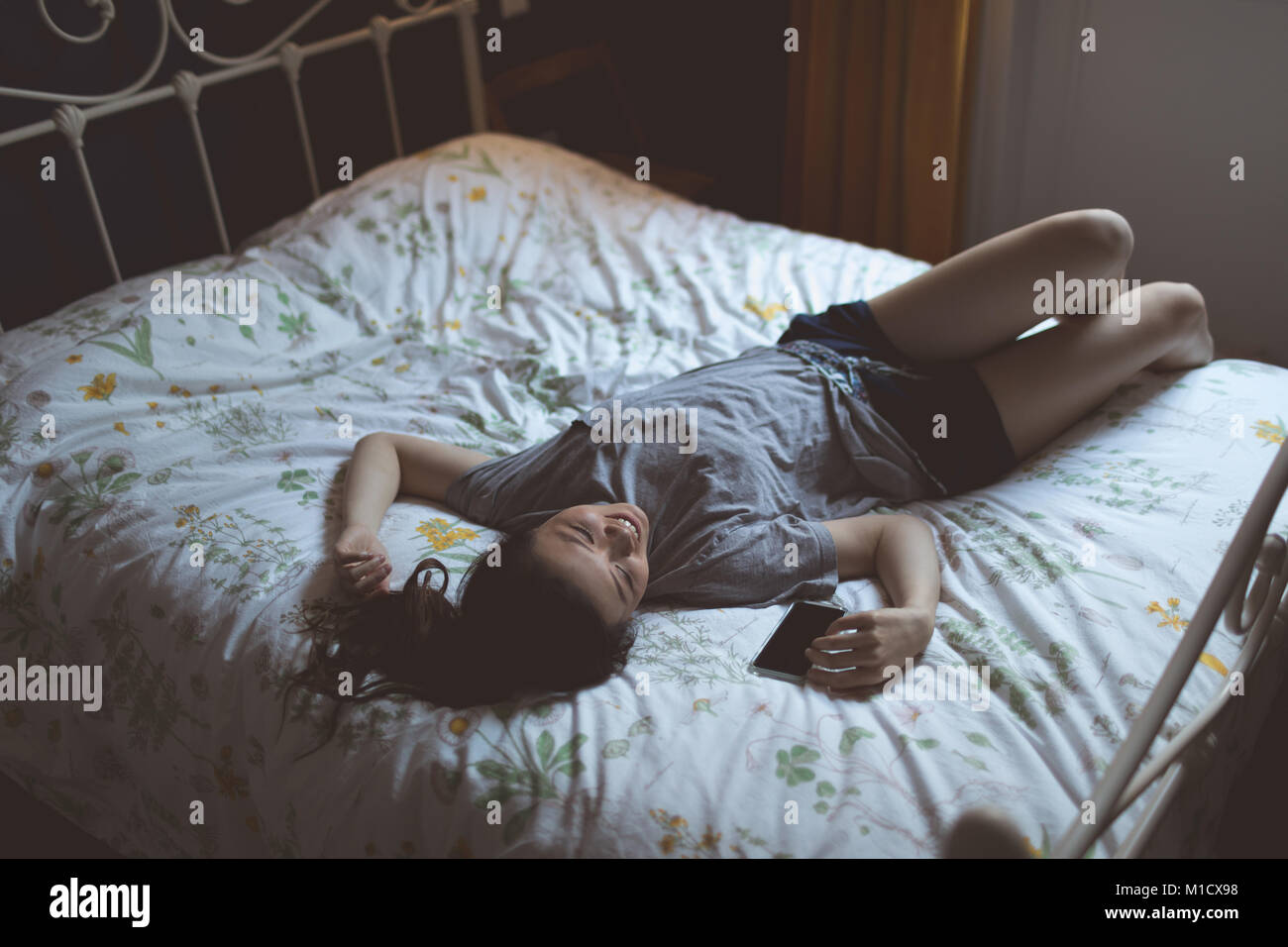 Donna che dorme in camera da letto Foto Stock