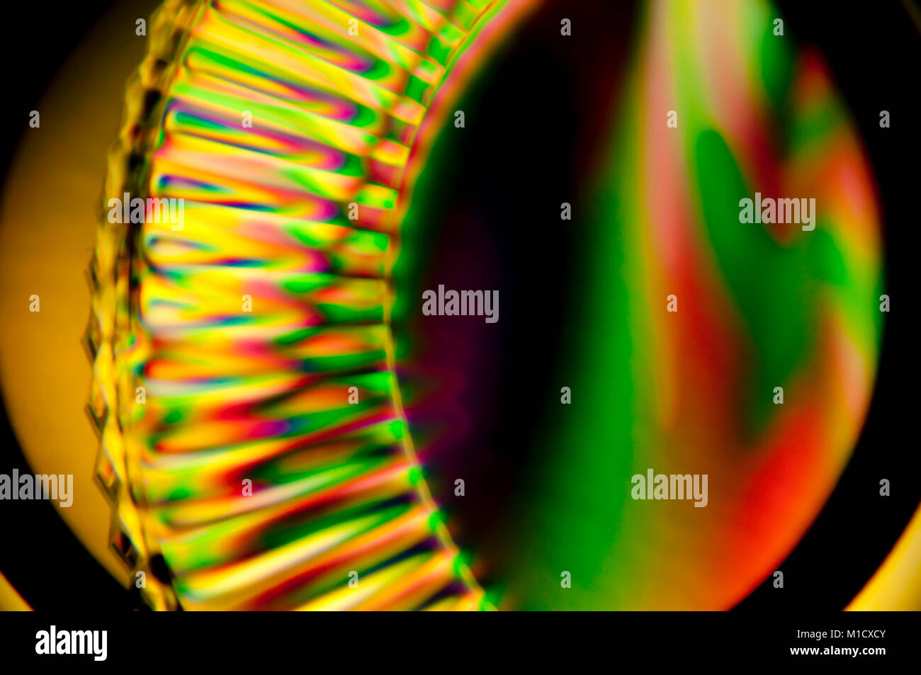 Recipiente di plastica si accende di colori psichedelici come un'olografia Foto Stock