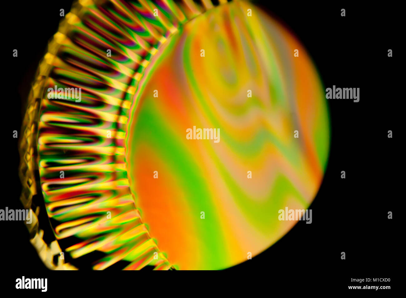 Recipiente di plastica si accende di colori psichedelici come un'olografia Foto Stock