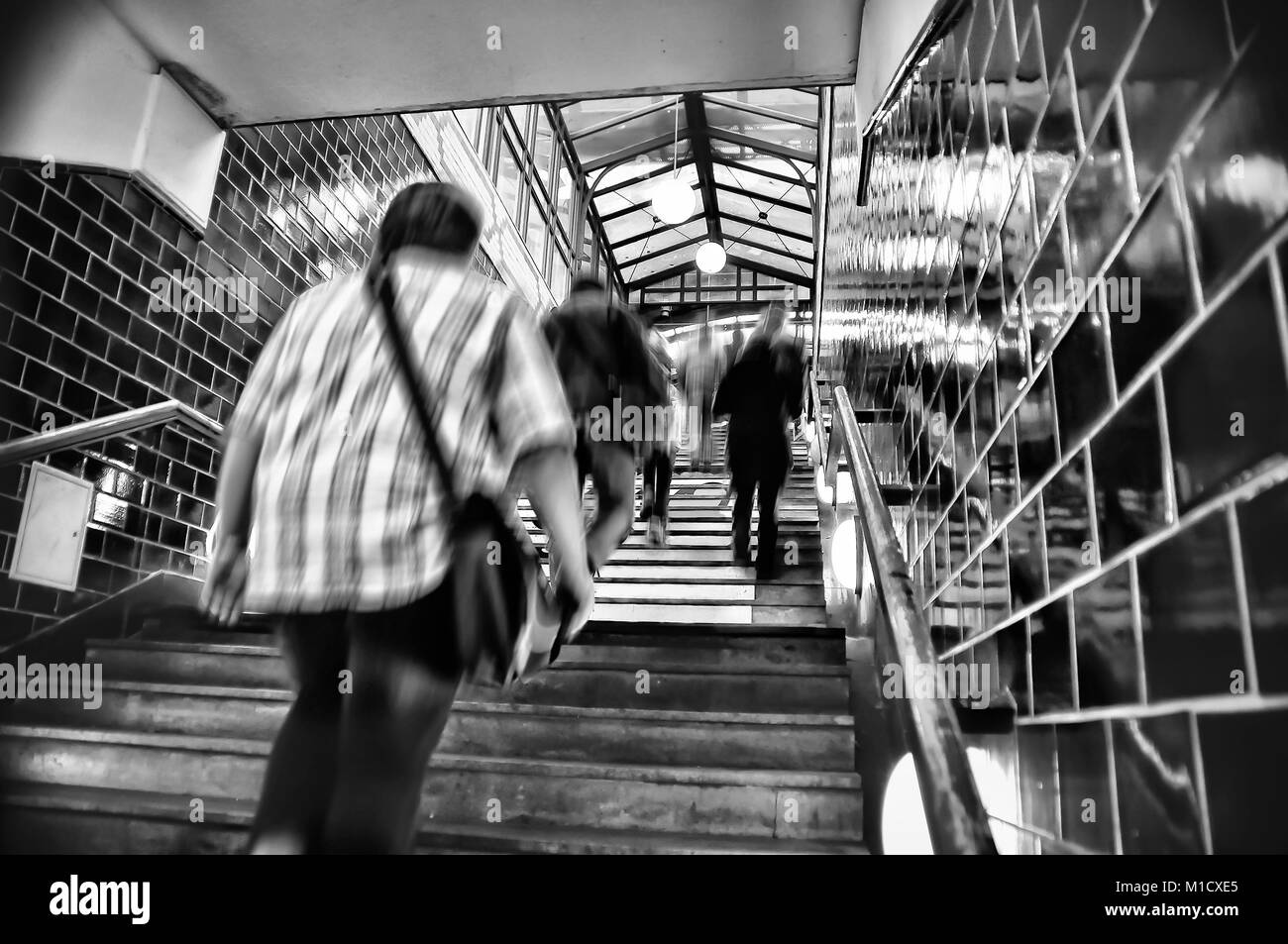 I viaggiatori fretta al treno, sfocatura del movimento Foto Stock