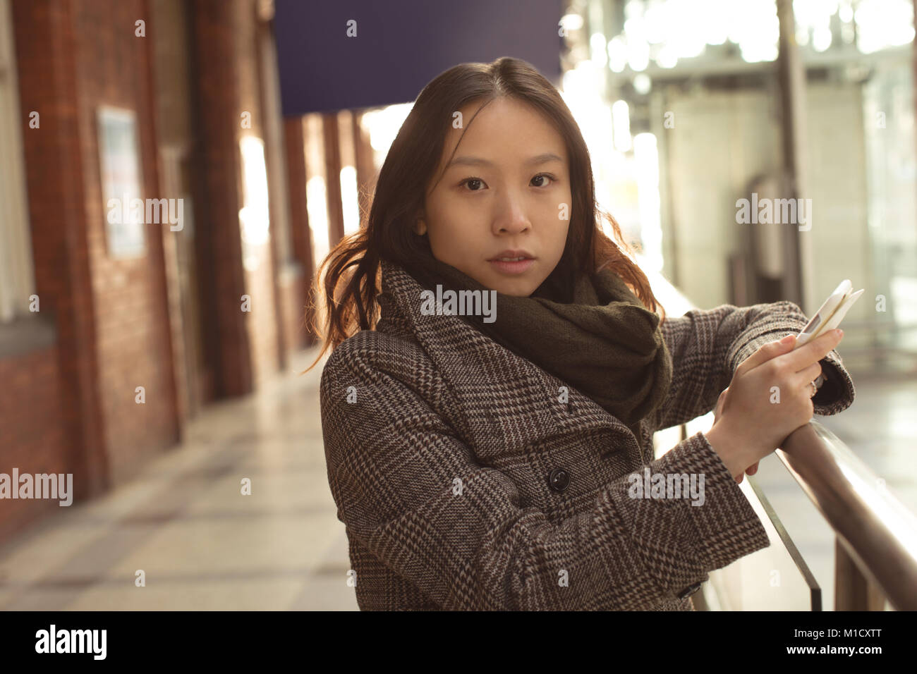 Ritratto di donna bella utilizzando il telefono cellulare Foto Stock