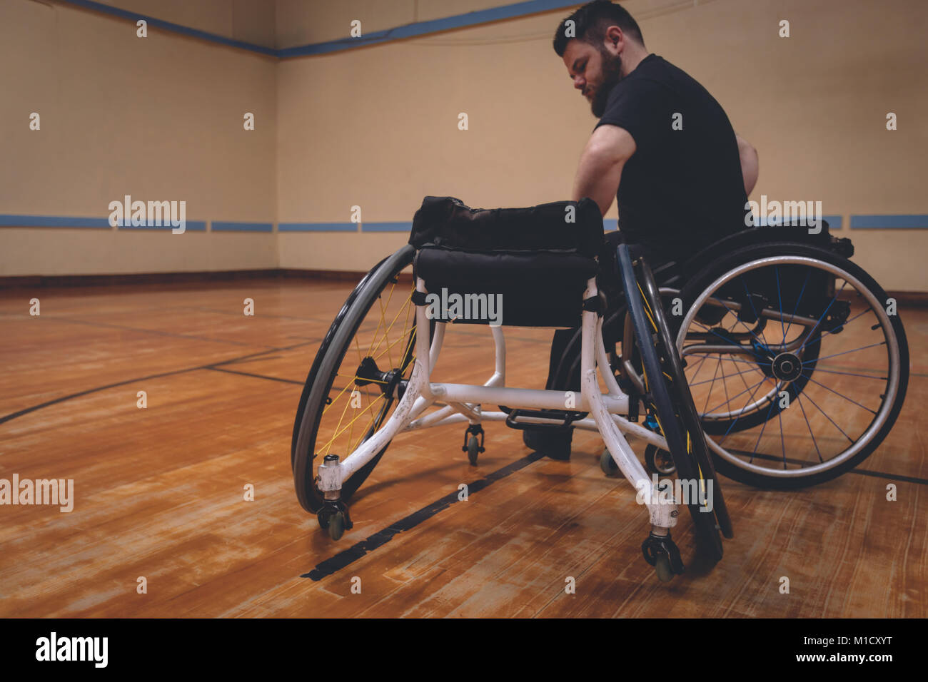 Uomo disabili su sedia a rotelle di funzionamento Foto Stock