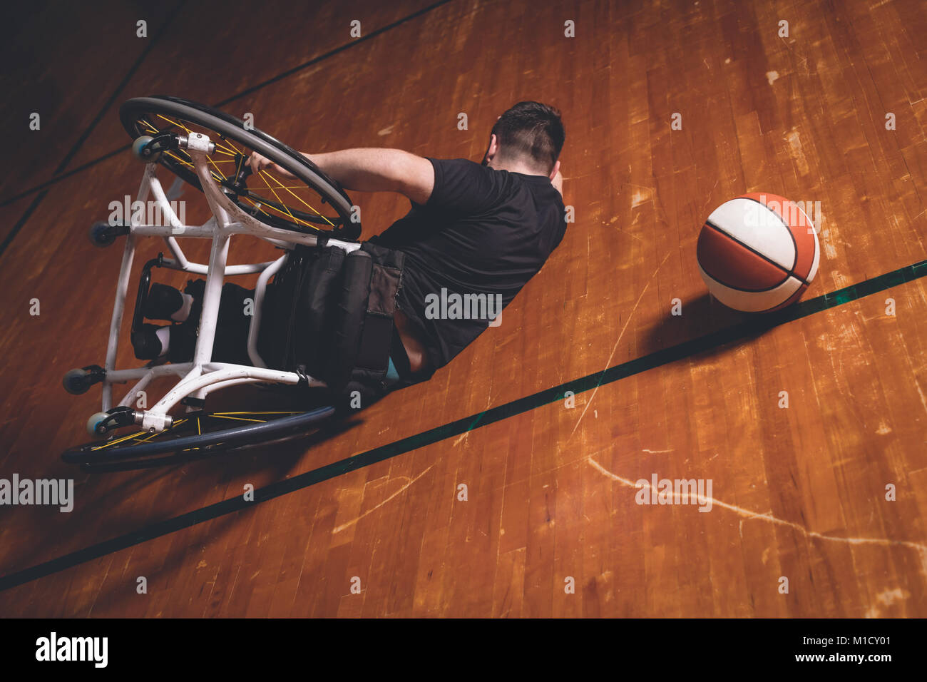 Uomo disabili praticare basket in tribunale Foto Stock