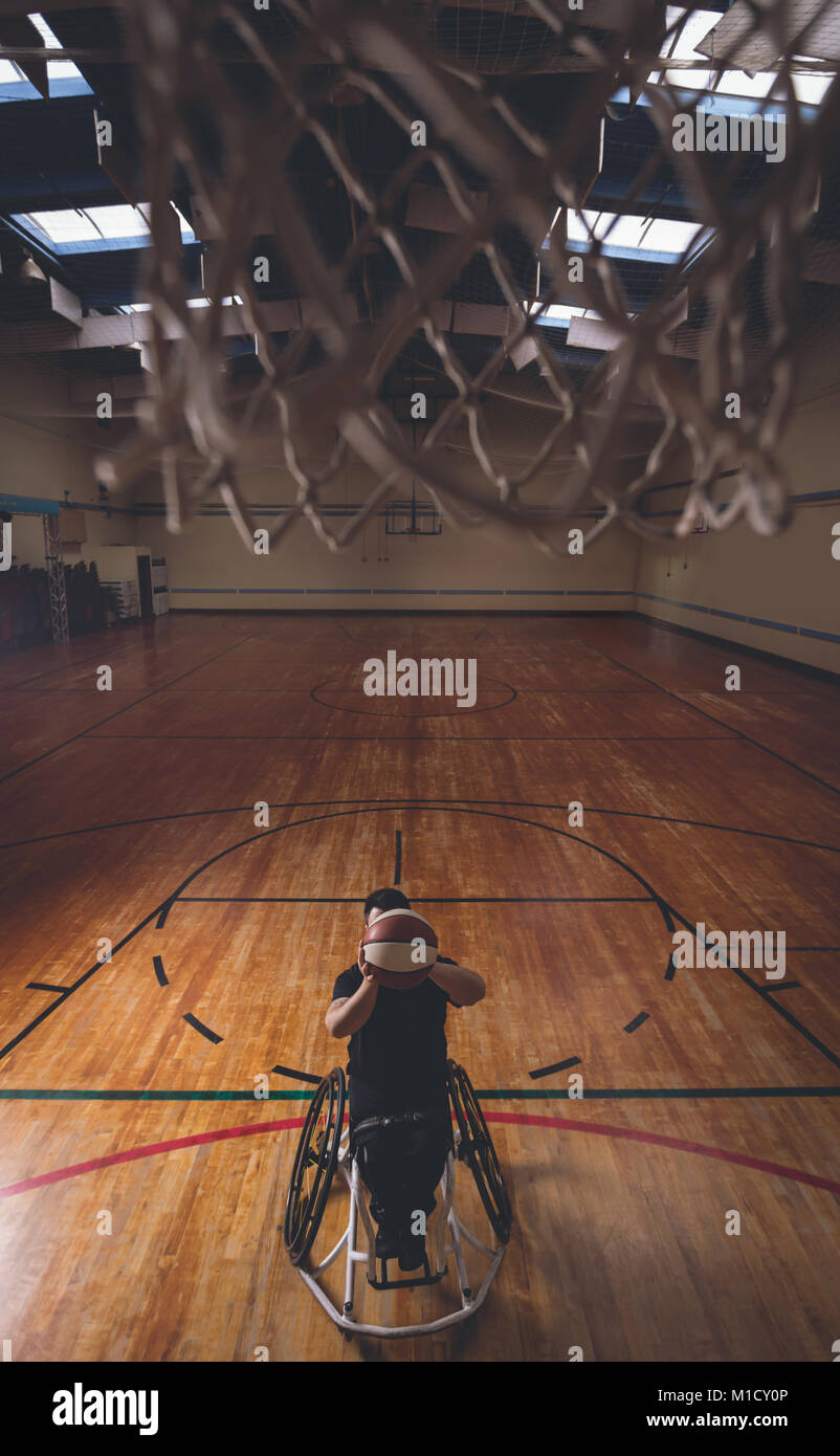 Uomo disabili praticare basket in tribunale Foto Stock
