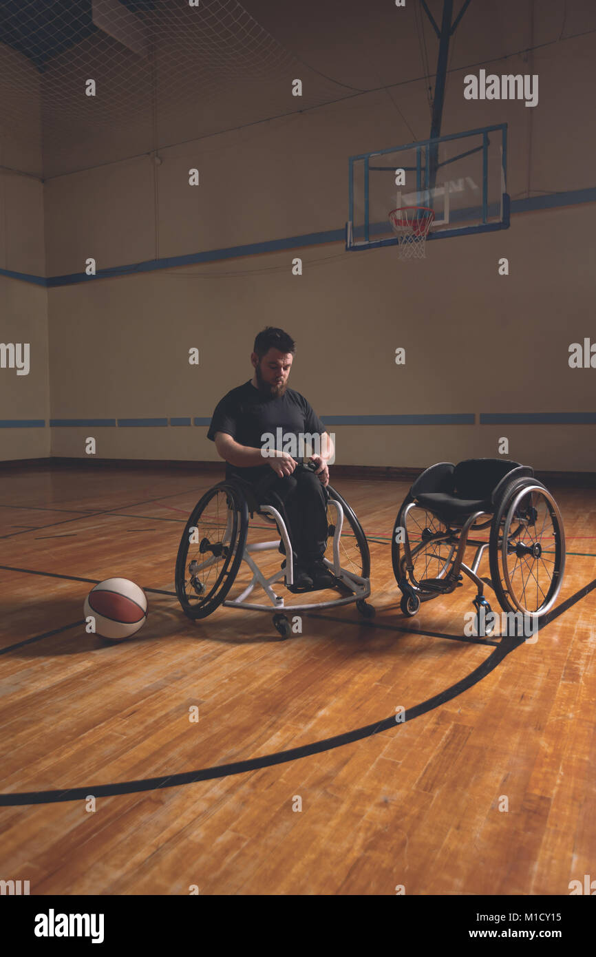 Disabilitato uomo cinghia di regolazione della sedia a rotelle Foto Stock
