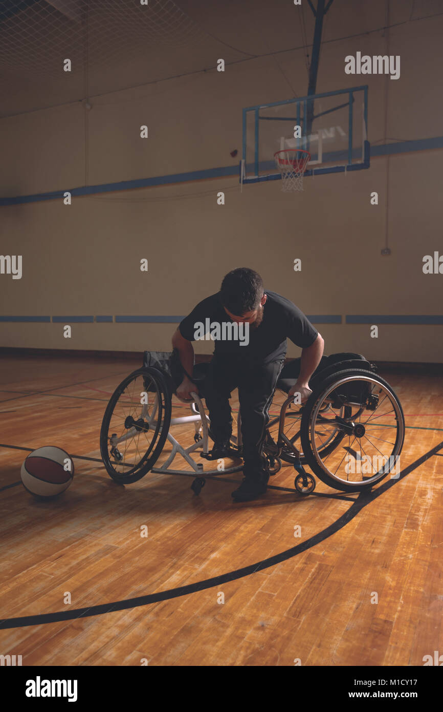 Uomo disabili in carrozzella a pallacanestro Foto Stock